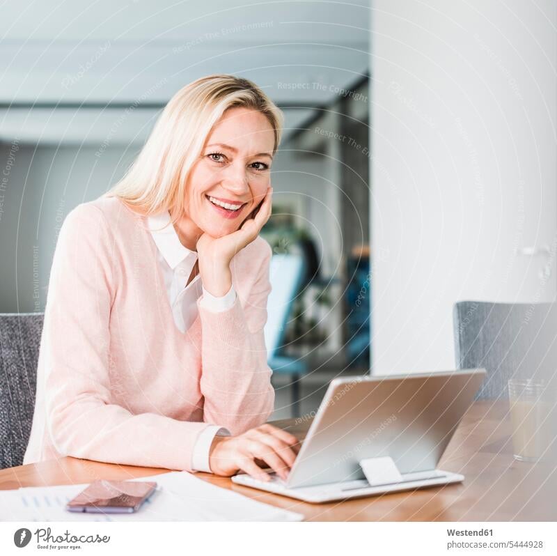 Porträt einer lächelnden Geschäftsfrau mit Tablett im Büro Geschäftsfrauen Businesswomen Businessfrauen Businesswoman Portrait Porträts Portraits arbeiten