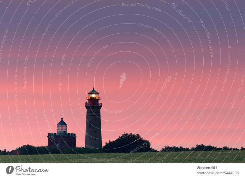 Deutschland, Mecklenburg-Vorpommern, Rugen, Schinkelturm und der neue Leuchtturm bei Kap Arkona morgens Morgen früh Frühe Textfreiraum Schönheit der Natur
