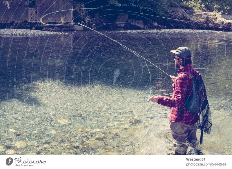 Slowenien, Fliegenfischen im Fluss Soca Mann Männer männlich angeln angelt angelnd Fluesse Fluß Flüsse Angler Erwachsener erwachsen Mensch Menschen Leute People