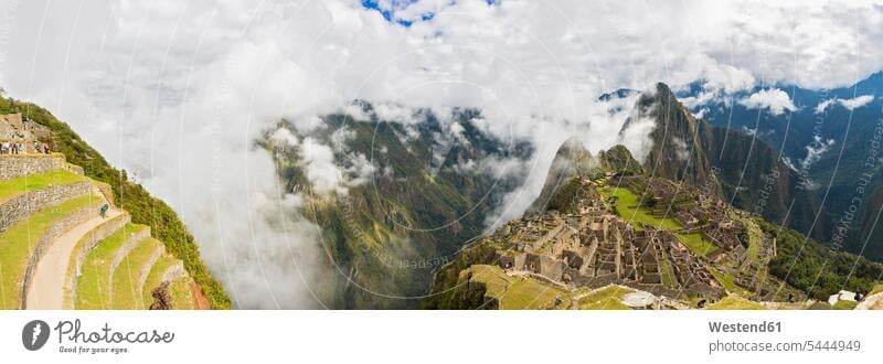 Peru, Anden, Urubamba-Tal, Machu Picchu mit Berg Huayna Picchu im Nebel mit Touristen Täler Natur Panorama UNESCO-Weltkulturerbe UNESCO Weltkulturerbe Welterbe