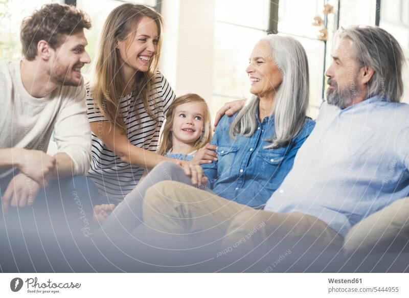 Großfamilie sitzt auf dem Sofa und lächelt glücklich Glück glücklich sein glücklichsein Familie Familien Gemütlich Wohlfühlen behaglich Gemütlichkeit Couches