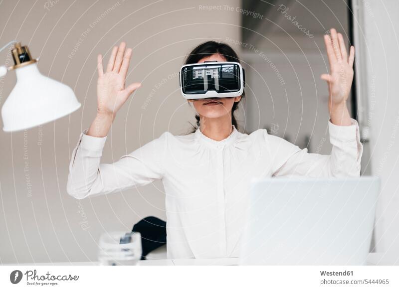 Geschäftsfrau mit VR-Brille im Büro Virtual Reality Brille Virtual-Reality-Brille Virtual Reality-Brille VR Brille Geschäftsfrauen Businesswomen Businessfrauen