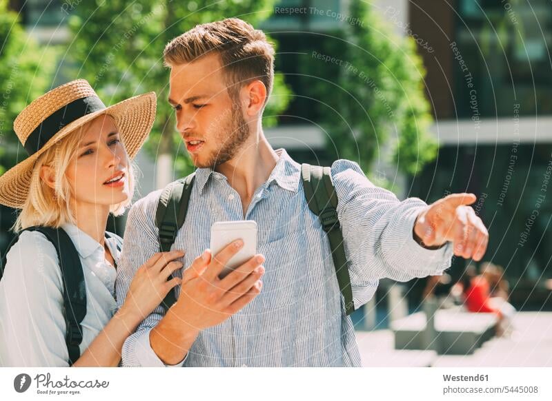 Zwei Touristen, die sich mit dem Smartphone orientieren Paar Pärchen Paare Partnerschaft iPhone Smartphones Mensch Menschen Leute People Personen Handy