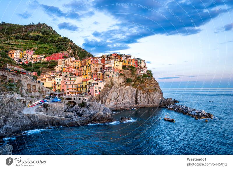 Italien, Ligurien, Cinque Terre, Manarola am Abend Küste Küstenlandschaft Wohnhaus Wohnhäuser Wohnhaeuser wohnen Abendlicht abendliches Licht Riviera Dorf