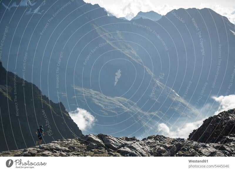 Italien, Alagna, Trailrunner in der Nähe des Monte-Rosa-Massivs unterwegs Sportler laufen rennen Berg Berge Mann Männer männlich Landschaft Landschaften