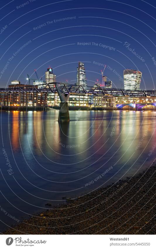 Großbritannien, London, Skyline mit Bürotürmen und Millenium Bridge bei Nacht Aussicht Ausblick Ansicht Überblick Großstadt Metropolen Grossstadt Grossstaedte