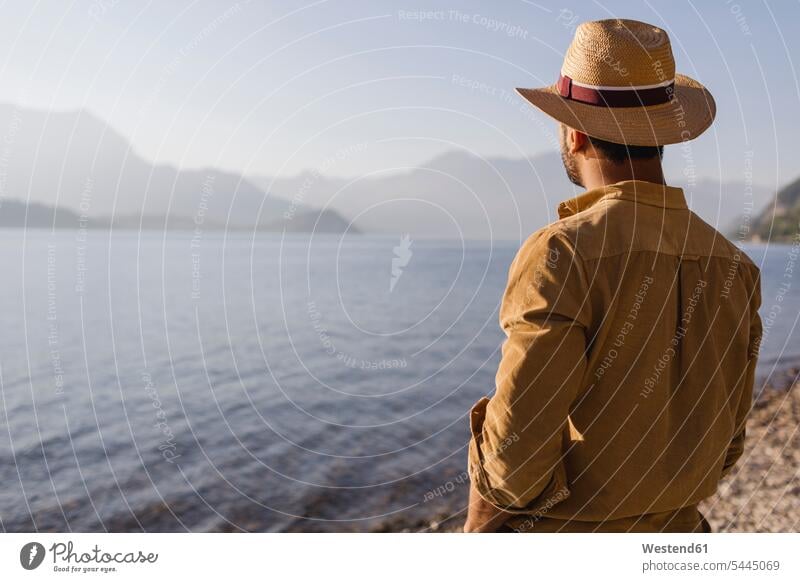 Italien, Lierna, Rückenansicht eines Mannes, der auf den See schaut Männer männlich Erwachsener erwachsen Mensch Menschen Leute People Personen Seen betrachten
