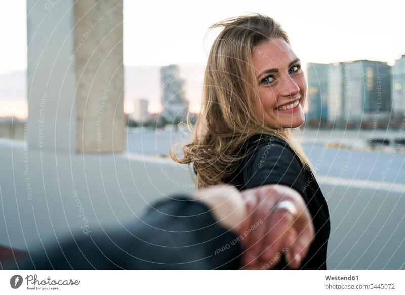 Spanien, Barcelona, Porträt einer glücklichen jungen Frau, die die Hand hält Portrait Porträts Portraits weiblich Frauen Erwachsener erwachsen Mensch Menschen