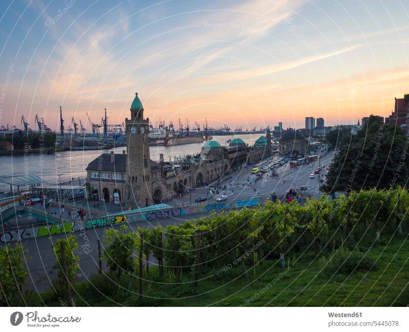 Deutschland, Hamburg, Landungsbrücken mit Uhrturm Textfreiraum Turm Türme Tuerme Stadtansicht Urban Stadtbilder Stadtansichten Stadtlandschaften Menschen
