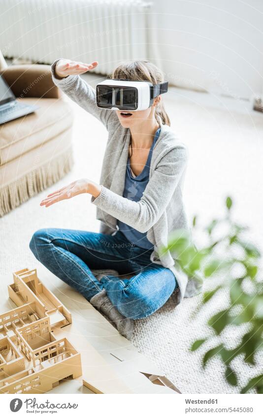 Frau im Büro mit Architekturmodell und VR-Brille Modell Modelle Brillen Baukunst Office Büros weiblich Frauen Virtuelle Realität Virtuelle Realitaet Erwachsener