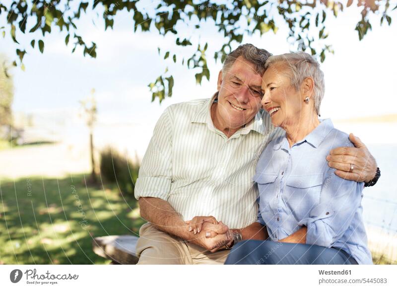 Glückliches Seniorenpaar im Garten Paar Pärchen Paare Partnerschaft älteres Paar Seniorenpaare ältere Paare Seniorenpärchen glücklich glücklich sein