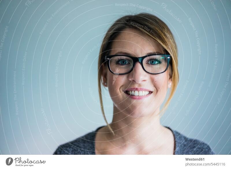 Porträt einer lächelnden Frau mit Brille Brillen Portrait Porträts Portraits weiblich Frauen Erwachsener erwachsen Mensch Menschen Leute People Personen