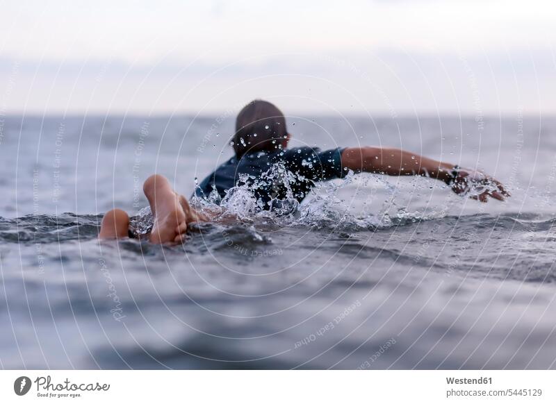 Rückenansicht des Mannes auf dem Surfbrett Männer männlich Meer Meere Erwachsener erwachsen Mensch Menschen Leute People Personen Gewässer Wasser Surfbretter