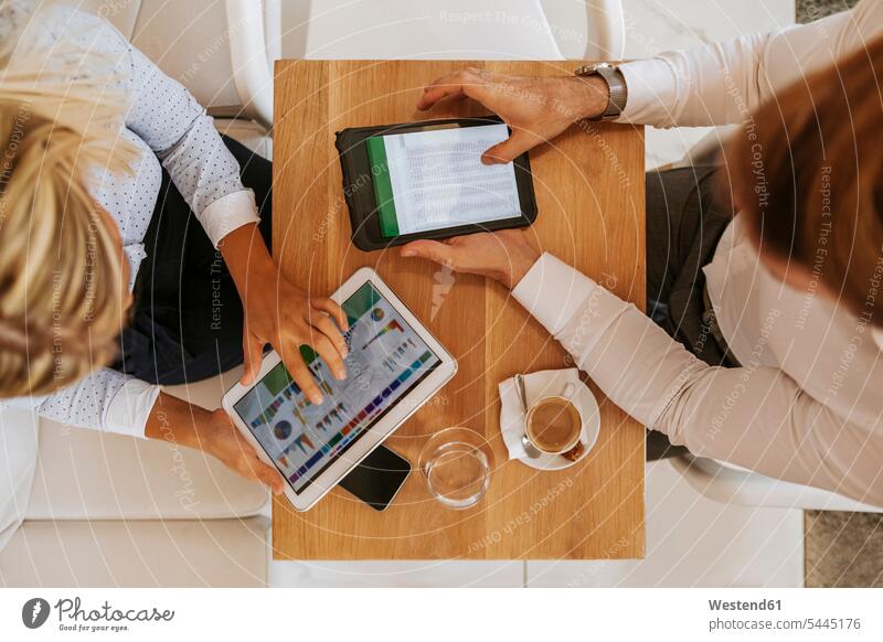 Geschäftsmann und Geschäftsfrau benutzen Tabletten in einem Café Geschäftsfrauen Businesswomen Businessfrauen Businesswoman Tablet Computer Tablet-PC Tablet PC