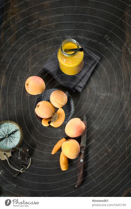 Frucht-Smoothie und Zutaten, Äpfel, Aprikosen, Mango und Orange Glas Gläser Fruchtsmoothie Draufsicht Vogelperspektive von oben Aufsicht Marille Marillen
