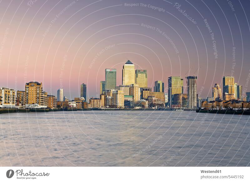 Großbritannien, London, Skyline von Canary Wharf an der Themse in der Abenddämmerung Hauptstadt Hauptstaedte Hauptstädte Wolkenkratzer Hochhaus Skycrapers