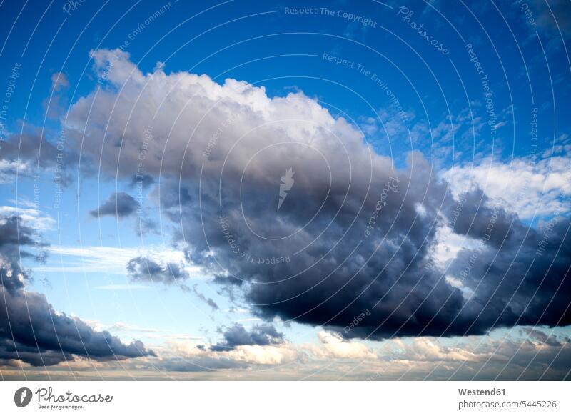 Regenwolken Wolke Wolken Nimbostratus Tag am Tag Tageslichtaufnahme tagsueber Tagesaufnahmen Tageslichtaufnahmen tagsüber dunkel Deutschland Gewitterwolke