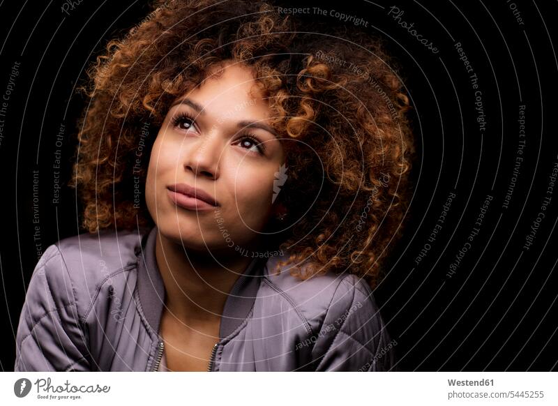 Bildnis einer Frau vor schwarzem Hintergrund Portrait Porträts Portraits weiblich Frauen Erwachsener erwachsen Mensch Menschen Leute People Personen