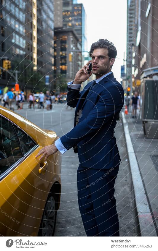 Geschäftsmann am Telefon betritt gelbes Taxi in Manhattan attraktiv schoen gut aussehend schön Attraktivität gutaussehend hübsch telefonieren anrufen Anruf
