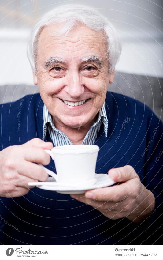 Älterer Mann trinkt eine Tasse Kaffee Senior ältere Männer älterer Mann Senioren trinken genießen geniessen Genuss männlich Erwachsener erwachsen Mensch