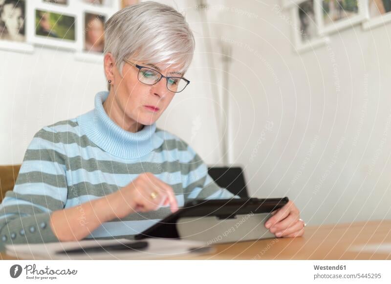 Ältere Frau, die zu Hause Tabletten einnimmt benutzen benützen Seniorin älter Seniorinnen alt Tablet Computer Tablet-PC Tablet PC iPad Tablet-Computer Senioren