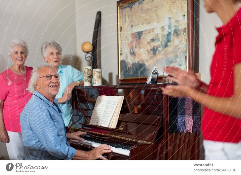 Ältere Menschen musizieren im Altersheim Klavier Piano Pianos Klaviere Altenheim Seniorenheim lachen Musik machen alte ältere spielen klatschen Applaus Beifall