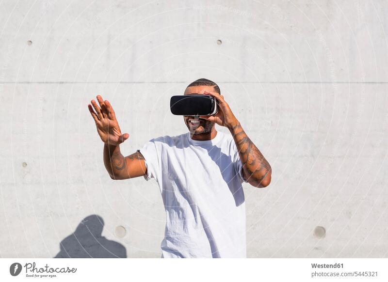 Mann mit Virtual-Reality-Brille Männer männlich Virtual Reality Brille Virtual Reality-Brille VR Brille Erwachsener erwachsen Mensch Menschen Leute People
