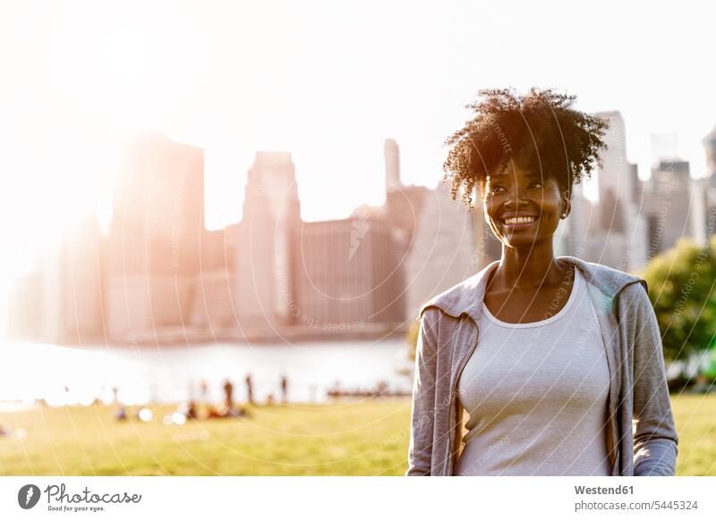 USA, New York City, Brooklyn, lächelnde Frau auf einer Wiese stehend steht weiblich Frauen Erwachsener erwachsen Mensch Menschen Leute People Personen