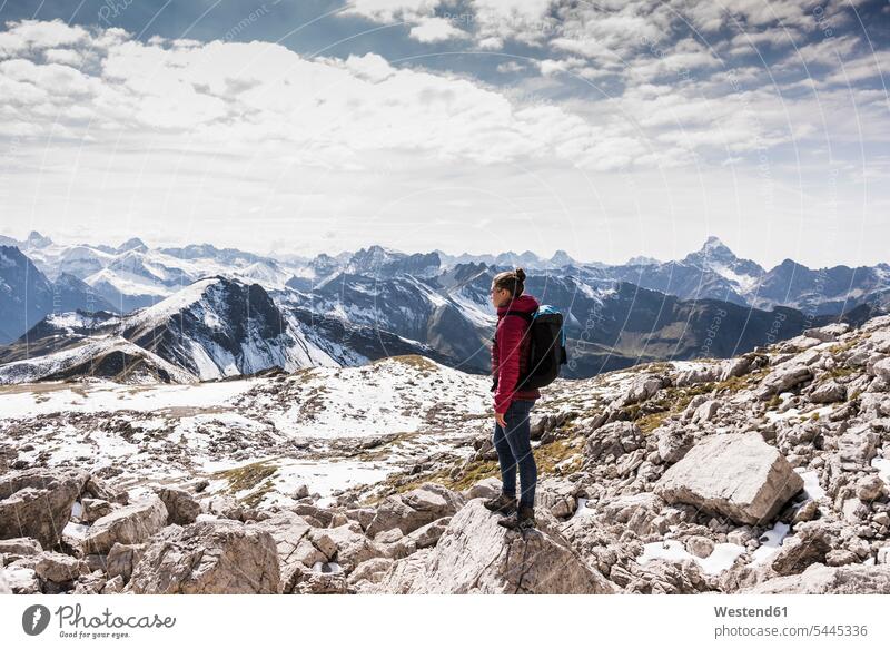 Deutschland, Bayern, Oberstdorf, Frau auf Fels stehend in alpiner Szenerie steht Felsen weiblich Frauen wandern Wanderung Gebirge Berglandschaft