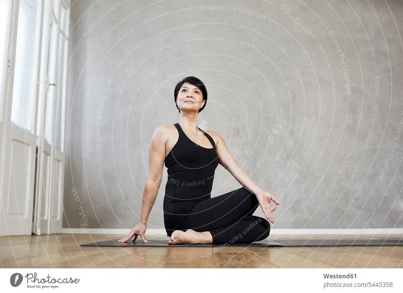 Yoga praktizierende Frau weiblich Frauen Übung Uebung Übungen Uebungen Erwachsener erwachsen Mensch Menschen Leute People Personen Können Fähigkeit Fertigkeit