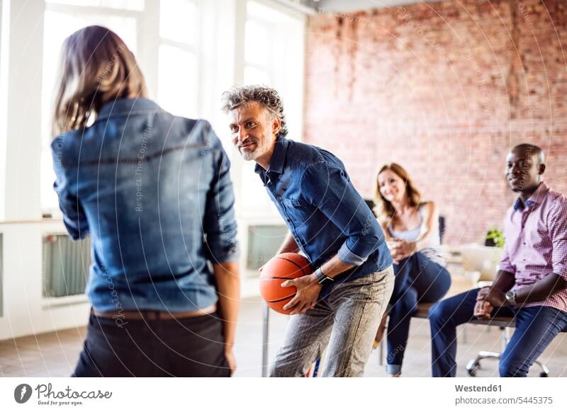 Kollegen spielen im Amt Basketball Arbeitskollegen Büro Office Büros Arbeitsplatz Arbeitsstätte Arbeitstelle Sport Gemeinsam Zusammen Miteinander Unabhängigkeit