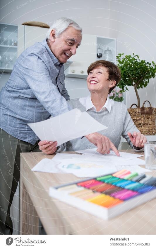 ältere Frau malt mit Buntstiften, Ehemann schaut zu malen zeichnen Zeichnung Malkreide Senioren alte lächeln Gemeinsam Zusammen Miteinander zeigen