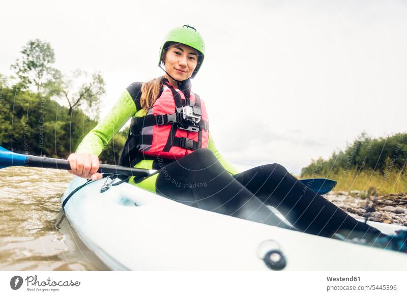 Deutschland, Bayern, Allgäu, Porträt einer selbstbewussten jungen Frau beim Kajakfahren auf der Iller Fluss Fluesse Fluß Flüsse Kanu Kanus weiblich Frauen