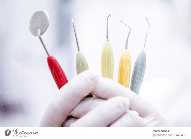 In der Hand haltende zahnärztliche Instrumente Zahnarztinstrumente Zahnaerztliches Instrument Zahnärztliche Instrumente Zahnaerztliche Instrumente