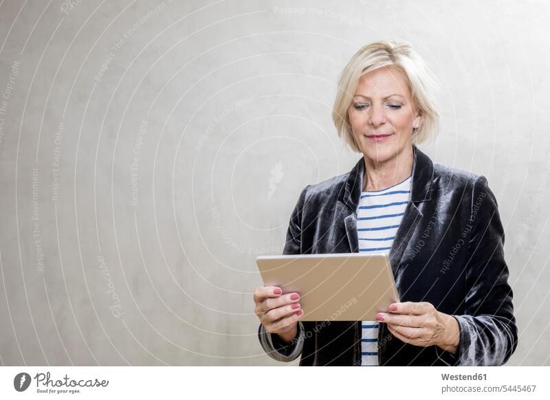 Porträt einer älteren Frau mit Tablette Tablet Computer Tablet-PC Tablet PC iPad Tablet-Computer Portrait Porträts Portraits weiblich Frauen Seniorin