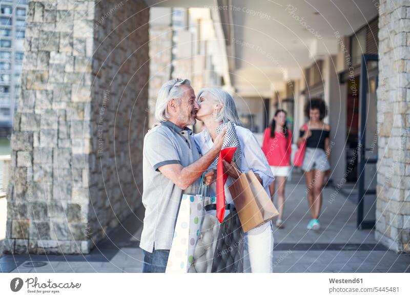 Älteres Ehepaar macht eine Städtereise, macht einen Einkaufsbummel unterwegs auf Achse in Bewegung shopping Paar Pärchen Paare Partnerschaft glücklich Glück