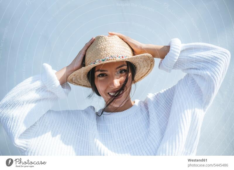 Porträt einer lachenden jungen Frau mit Strohhut Portrait Porträts Portraits weiblich Frauen Strohhüte Strohhuete Hut Hüte Erwachsener erwachsen Mensch Menschen