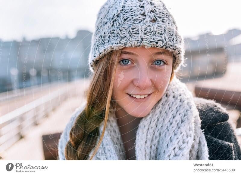 Porträt eines lächelnden Teenager-Mädchens mit Wollmütze und Schal Leute Menschen People Person Personen Heranwachsende Jugendliche Pubertierende junge Frau