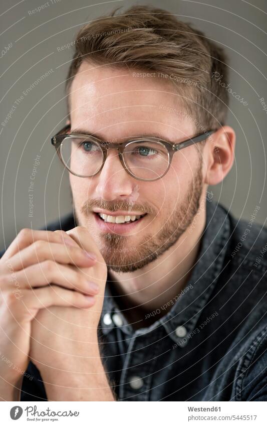 Porträt eines lächelnden jungen Mannes mit Brille Brillen Portrait Porträts Portraits Männer männlich Erwachsener erwachsen Mensch Menschen Leute People