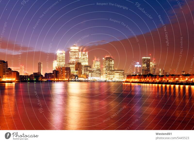 Großbritannien, London, Skyline mit Canary Wharf-Hochhäusern im Morgengrauen beleuchtet Beleuchtung Morgenlicht morgendliches Licht Aussicht Ausblick Ansicht