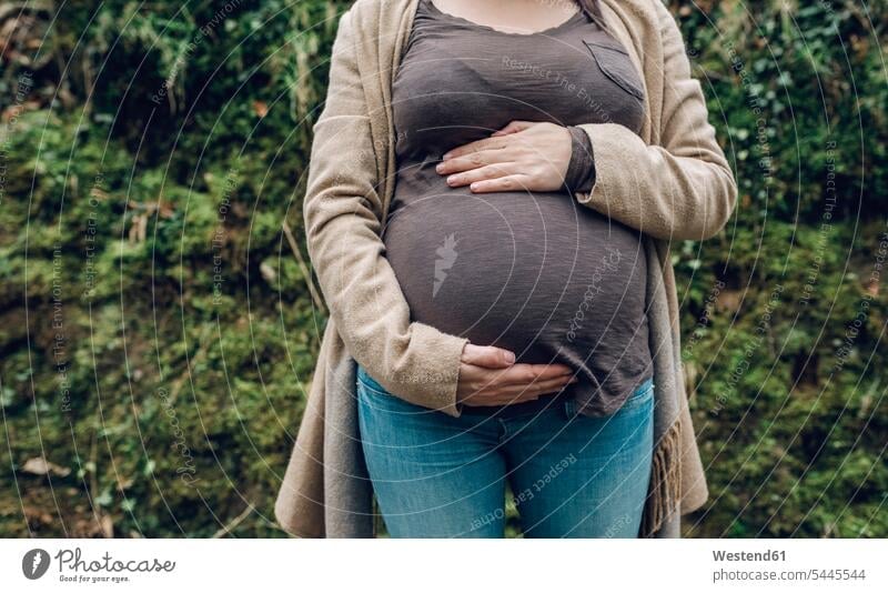 Nahaufnahme einer schwangeren Frau in der Natur Schwangere schwangere Frau weiblich Frauen Bauch Bäuche Erwachsener erwachsen Mensch Menschen Leute People