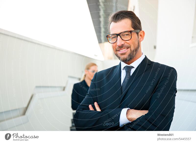 Porträt eines selbstbewussten Geschäftsmannes im Freien Businessmann Businessmänner Geschäftsmänner lächeln Geschäftsleben Geschäftswelt geschäftlich