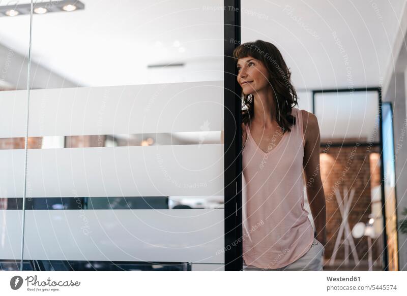 Porträt einer Geschäftsfrau, die in einer Bürotür steht Zuversicht Zuversichtlich Selbstvertrauen selbstbewusst Vertrauen nachdenken überlegen Vision Visionen