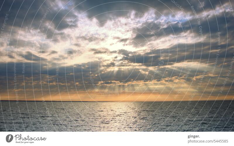 Lichterscheinung - Abenddämmerung über dem Atlantik Abenddämmerung Licht Meer Lichtstrahlen Wolken Sonnenuntergang Horizont Sonnenlicht Dämmerung Himmel