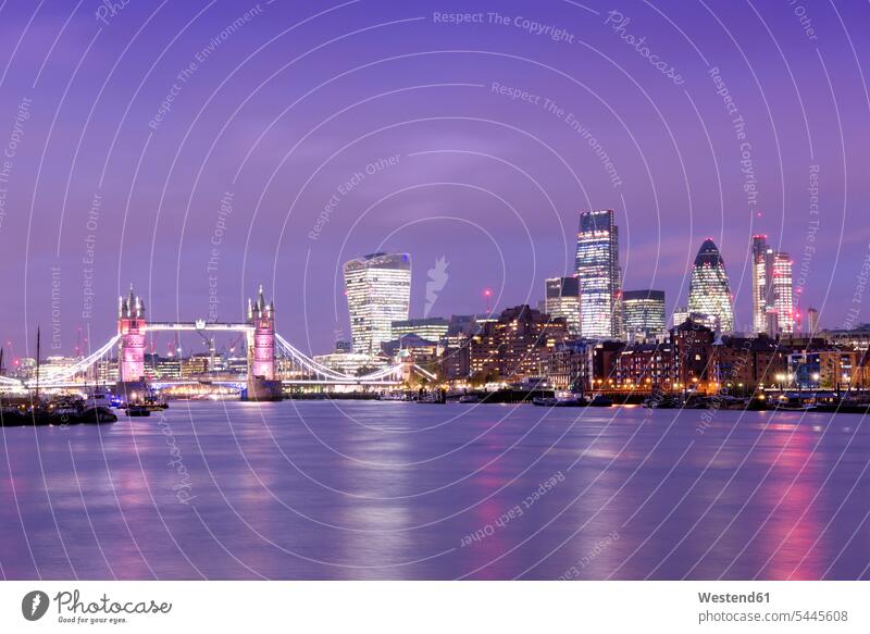 Großbritannien, London, Skyline mit Themse und Tower Bridge zur blauen Stunde beleuchtet Beleuchtung Turm Türme Tuerme Wolkenkratzer Hochhaus Skycrapers