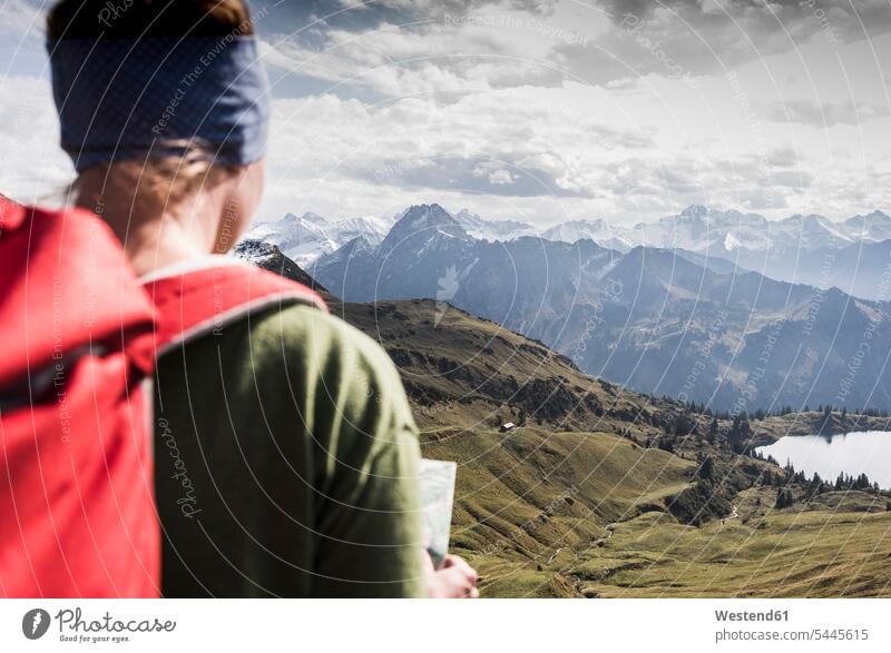 Deutschland, Bayern, Oberstdorf, Wanderer mit Karte in alpiner Landschaft Frau weiblich Frauen Gebirge Berglandschaft Gebirgslandschaft Gebirgskette Gebirgszug