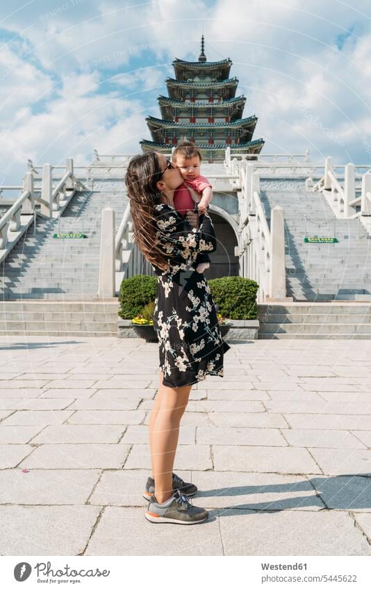 Südkorea, Seoul, Frau hält und küsst ein kleines Mädchen vor dem Nationalen Volksmuseum von Korea, im Gyeongbok-gung-Palast reisen Travel verreisen Weg Reise