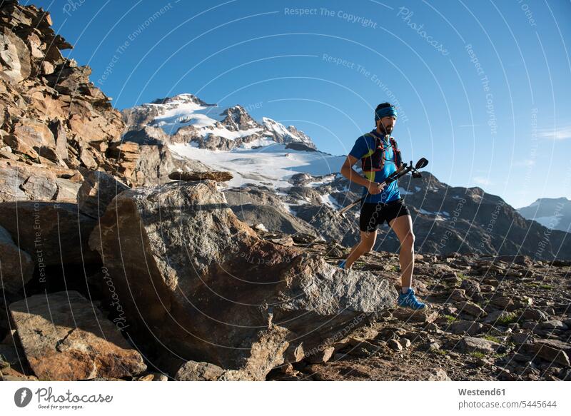 Italien, Alagna, Trailrunner in der Nähe des Monte-Rosa-Massivs unterwegs Sportler Berg Berge laufen rennen Mann Männer männlich Landschaft Landschaften