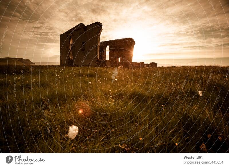 Großbritannien, Schottland, Isle of Skye, Ruine einer Kirche bei Sonnenuntergang Wolke Wolken Abendstimmung Kirchen bewölkt Bewölkung bedeckt Bewoelkung wolkig