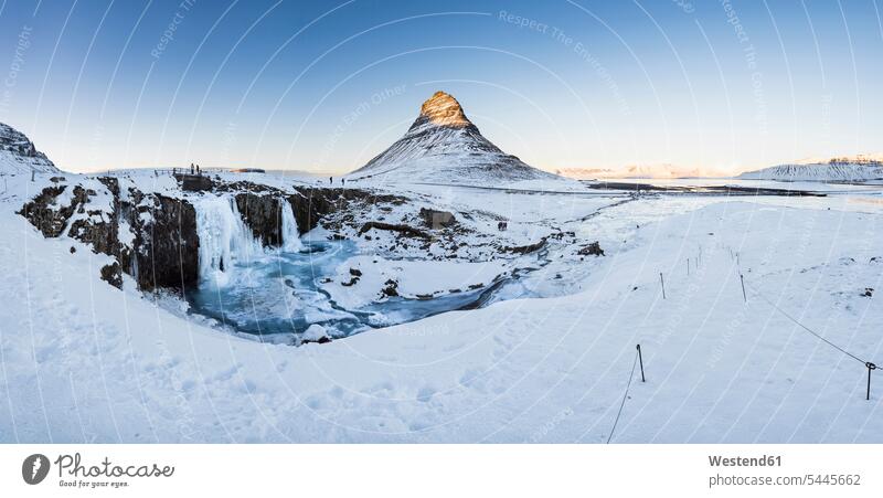 Island, Berg Kirkjufell bei Sonnenuntergang Schönheit der Natur Schoenheit der Natur Außenaufnahme draußen im Freien weiß weißes weißer weiss Eis Ice